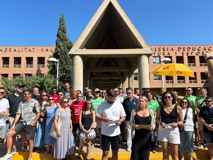Concentración de la Associació de directores i directors d'escola pública (ADEP-PV) frente a la Conselleria de Educación
