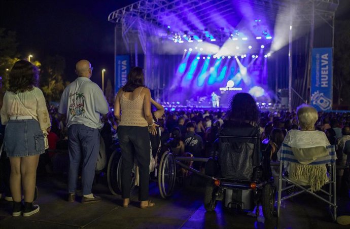 Archivo - Sitio reservado para personas con movilidad reducida en la zona de conviertos de Las Combinas.