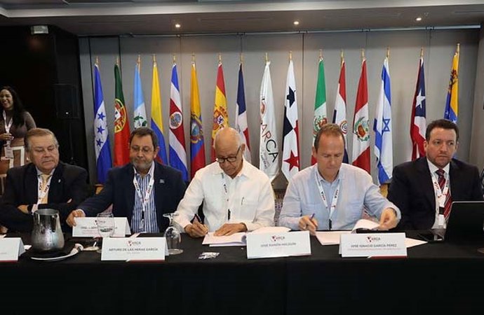 Firma de convenio entre el rector de la UNIA  y presidente del Grupo de Universidades Iberoamericanas La Rábida (GUILR), José Ignacio García, y el presidente de la Asociación de Rectores del Caribe y las Américas (ARCA), José Ramón Holguín.