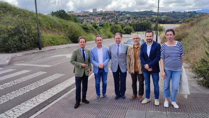 El alcalde de Oviedo, Alfredo Canteli, visita junto al consejero de Vivienda, Ovidio Zapico, los terrenos de La Florida en los que se construirán viviendas de alquiler asequible.