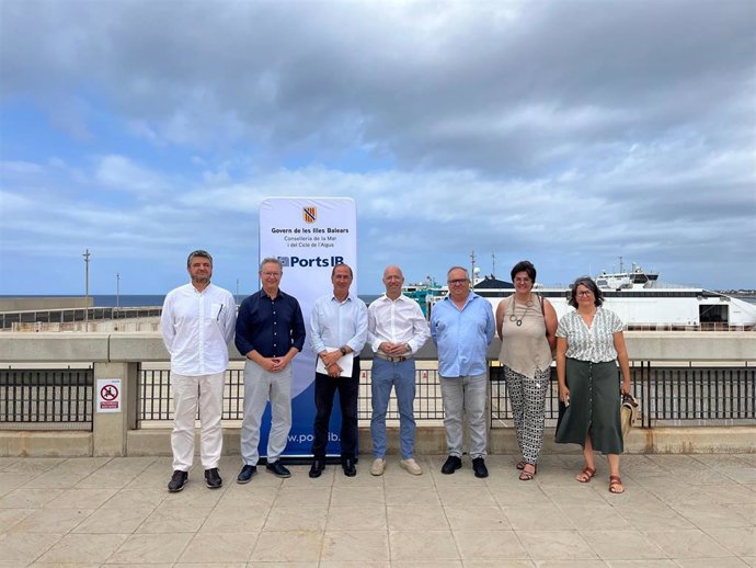 El conseller del Mar y del Ciclo del Agua, Juan Manuel Lafuente, visita el puerto exterior de Ciutadella.