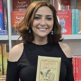 La escritora egipcia Nora Nagi, ganadora de la categoría de menores de 40 años. 