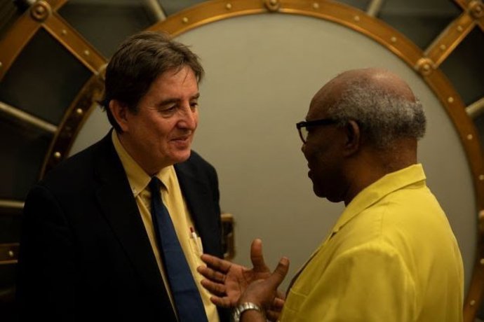 Archivo - Luis García Montero, director del Instituto Cervantes, conversa con el escritor homenajeado, Donato Ndongo.