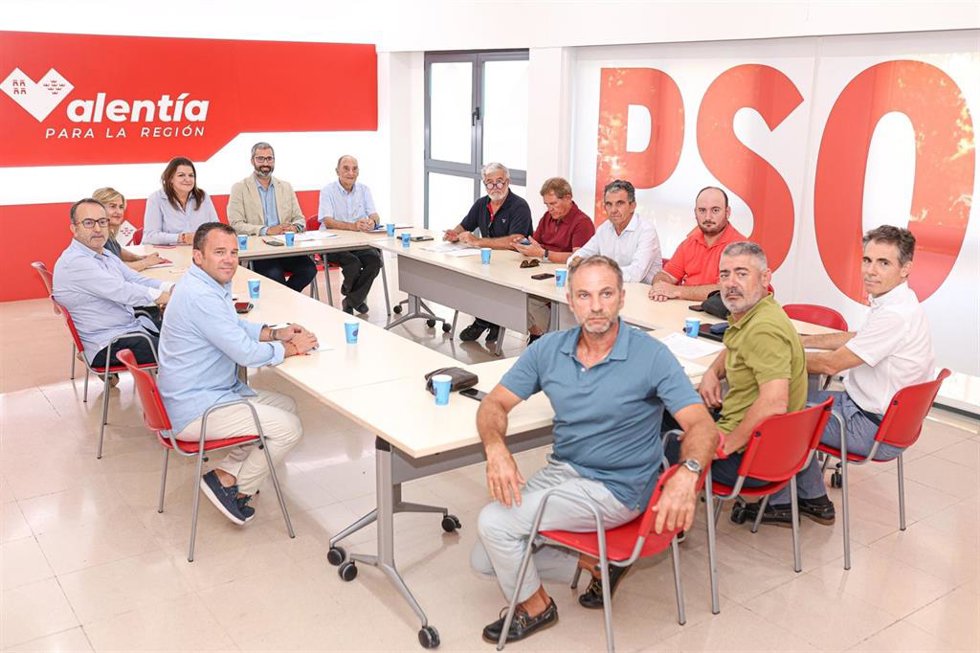 Reunión del secretario general del PSRM-PSOE, Francisco Lucas, en la sede socialista con los representantes de las principales organizaciones agrarias de la Región de Murcia