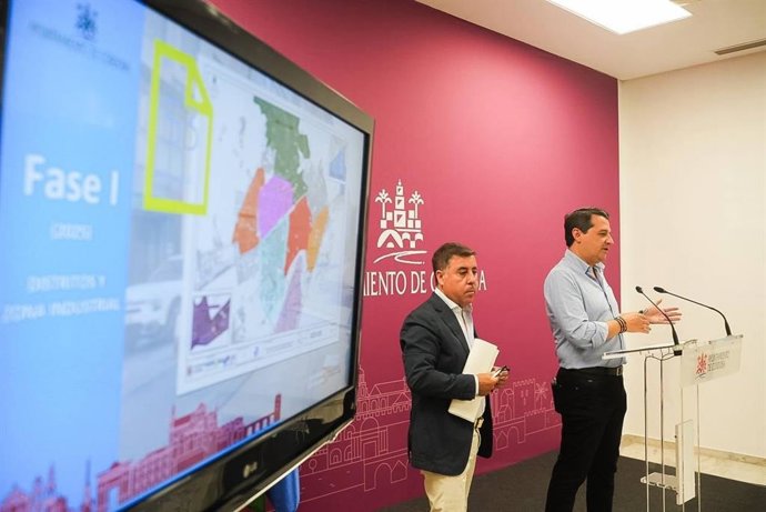 El alcalde de Córdoba, José María Bellido, junto al delegado de Infraestructuras, Miguel Ruiz Madruga, informan del plan de asfalto.