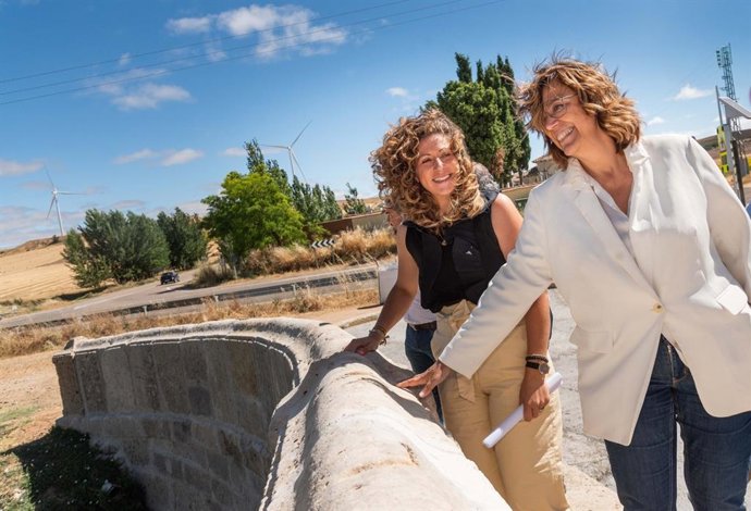 Armisén durante la visita a las obras del puente de Villaumbrales.
