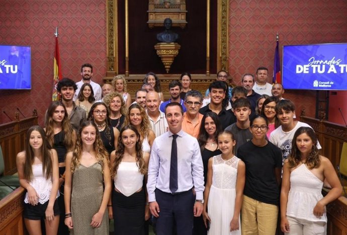 El presidente del Consell de Mallorca, Llorenç Galmés, recibe a una cuarentena de deportistas pertenecientes a varias federaciones de las Islas