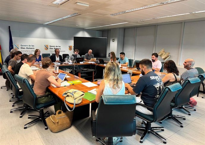 El conseller de Educación y Universidades, Antoni Vera, en la reunión de este lunes de la mesa sectorial de educación.