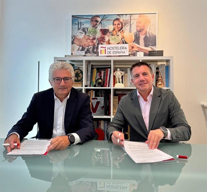 El presidente de la Asociación SDDR para España, José María Bonmatí y el de Hostelería de España, José Luis Álvarez Almeida