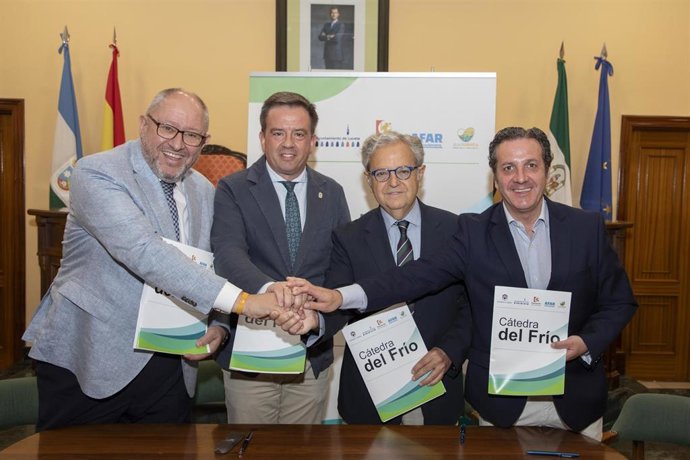 (Desde La Izda.) Torralbo, Fernández, Fuentes Y Peñalver En La Firma Del Acuerdo Para La Creación De La 'Cátedra Del Frío'.