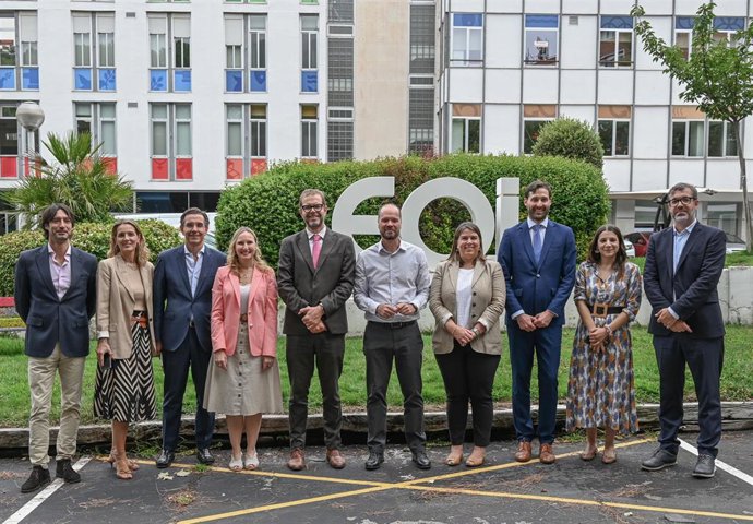 El equipo directivo de la Escuela de Organización Industrial (EOI) junto al secretario de Estado de Industria del Ministerio de Industria y Turismo y presidente de EOI, Jordi García Brustenga y junto a la nueva directora general de Estrategia Industrial