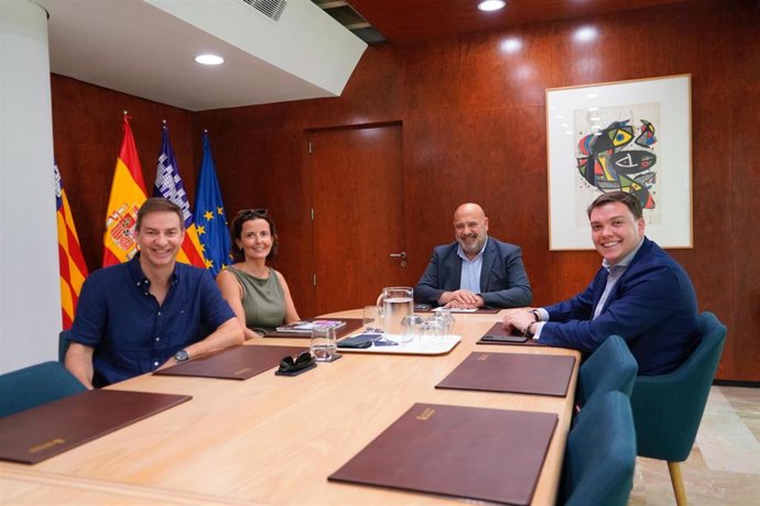 El Alcalde De Palma, Jaime Martínez, Se Reúne Con La Autora Del Libro 'L'art Urbà A Mallorca', Neus Aguiló, Y El Gestor Cultural Especializado En Arte Urbano Daniel Mora.