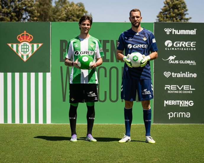 Imagen de la presentación de Valentín Gómez y Pau López con el Real Betis.
