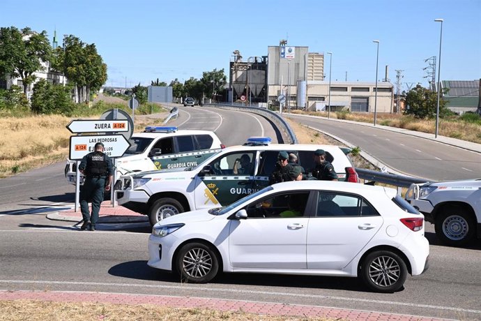 Carreteras cortadas por la Guardia Civil al lado de la planta química, durante el incendio producido en una planta química en el polígono de El Campillo, a 28 de julio de 2025, en Zuera, Zaragoza, Aragón (España). El incendio declarado durante la madrugad