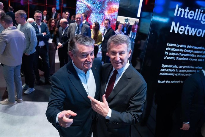 Archivo - El consejero de la Presidencia, Interior, Diálogo Social y Simplificación Administrativa, Antonio Sanz (i), junto al presidente del PP, Alberto Núñez Feijóo