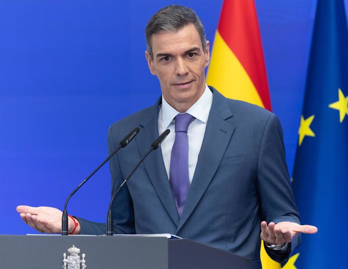 O Presidente do Governo, Pedro Sánchez, comparece à mídia para fazer um balanço do ano político, em 28 de julho de 2025, em Madri (Espanha). Esta fotografia foi tirada usando a técnica de dupla exposição.