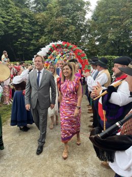 La presidenta de Cantabria, María José Sáenz de Buruaga, y el alcalde de Reocín, Pablo Diestro, en el Día de las Instituciones