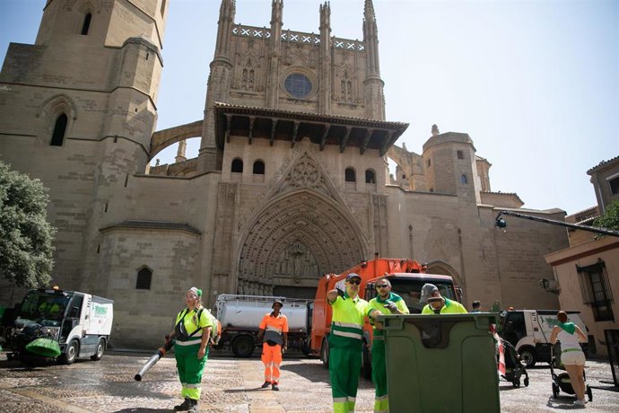 Archivo - Un total de 164 personas trabajarán en la limpieza viaria, jardines y recogida de residuos durante las Fiestas de San Lorenzo.
