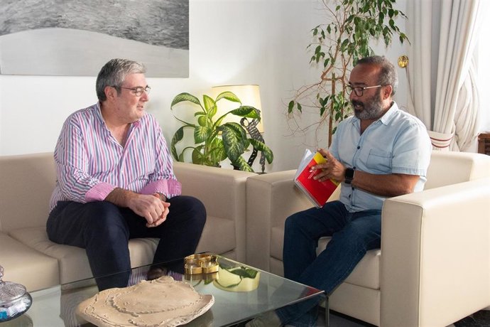 El presidente de la Diputación de Cáceres, Miguel Ángel Morales, se reúne con el director de la Escuela Politécnica de la UEX, Jesús Torrecilla