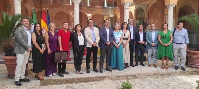 Asistentes al Pleno del Consejo Andaluz de Concertación Local, con el consejero de Administración Local de la Junta, José Antonio Nieto, y el presidente de la FAMP, José María Bellido, en el centro.
