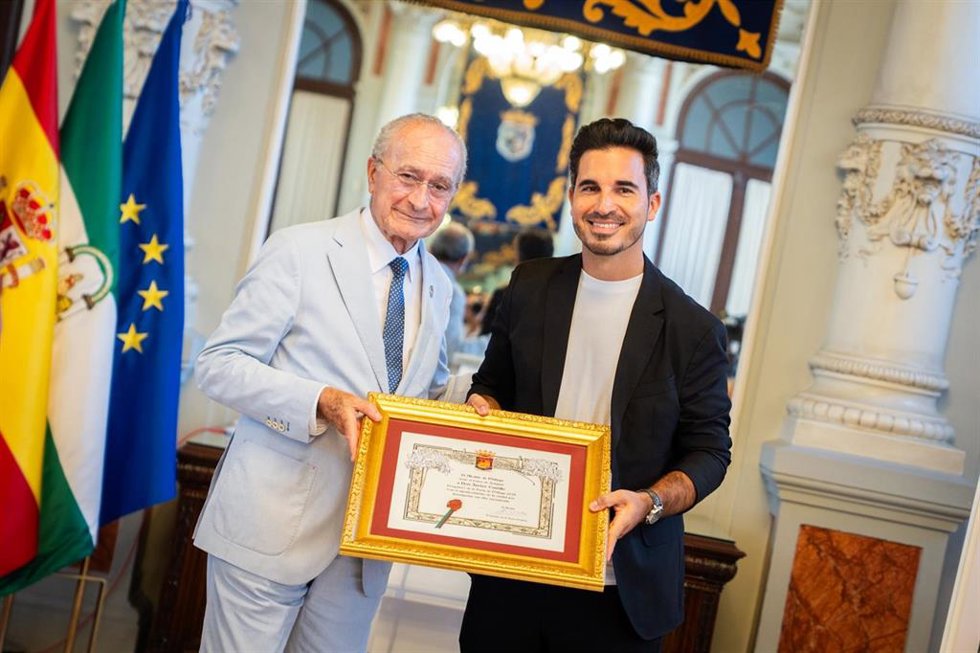 El alcalde de Málaga, Francisco de la Torre, y el pregonero de la Feria 2025, Javiere Castillo.