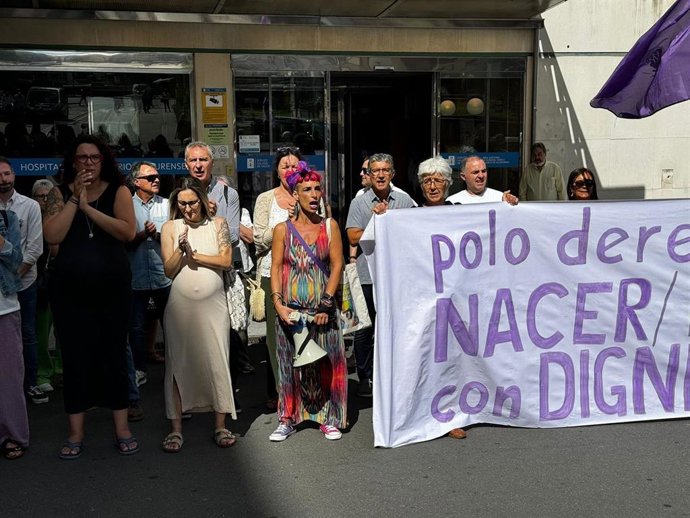 Manifestación de colectivos de madres y mujeres frente al CHUO en Ourense