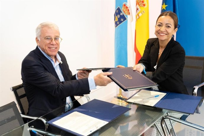 La conselleira do Mar, Marta Villaverde, firma convenios con el CSIC