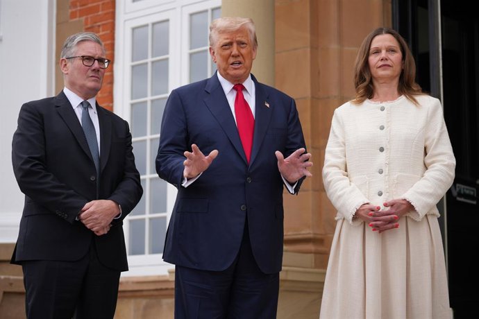 28 July 2025, United Kingdom, Turnberry: UK Prime Minister Sir Keir Starmer (L) and his wife Lady Victoria Starmer meet US President Donald Trump at his Trump Turnberry golf course in South Ayrshire. Photo: Chris Furlong/PA Wire/dpa
