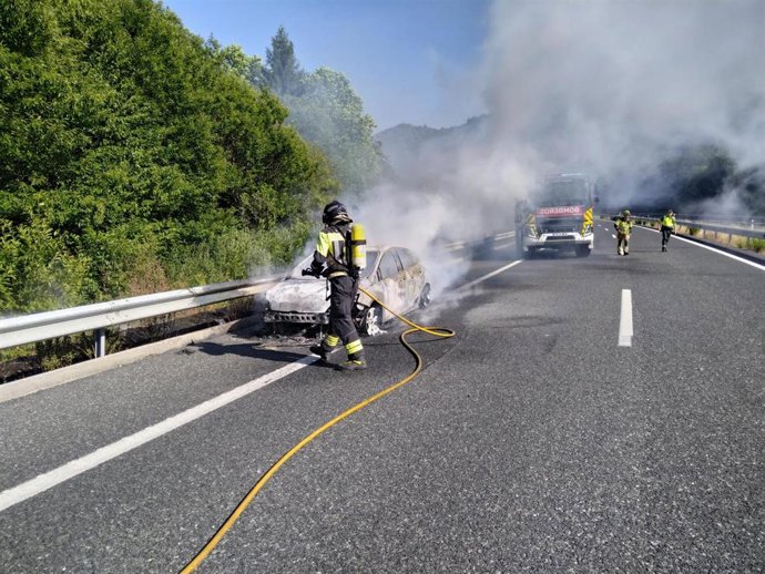 Bomberos de Ponferrada sofocan el incendio de un vehículo en la A-6.
