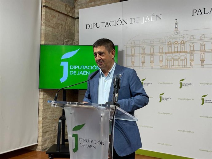 Reyes detalla en rueda de prensa los temas abordados en su encuentro con el presidente de la Junta, Juanma Moreno