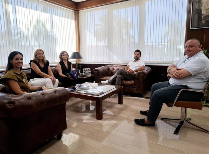 El delegado de la Zona Franca con la presidenta de CEEI Bahía de Cádiz reunidos sobre el Ocean Hackathon 2025.