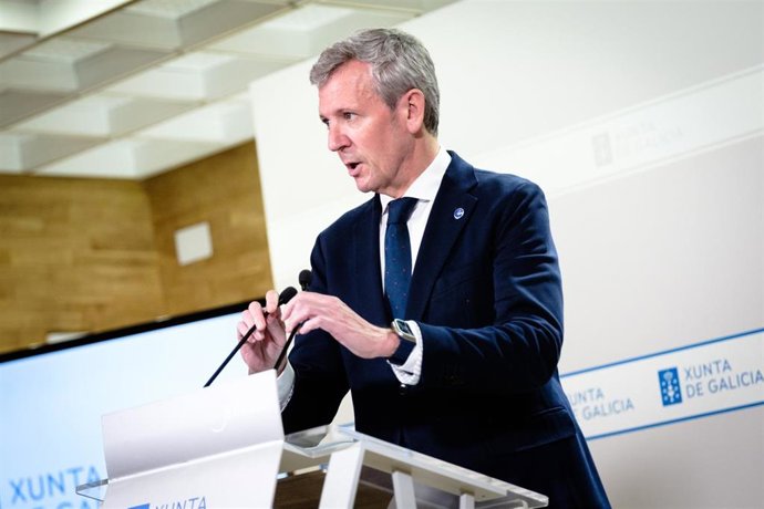 Archivo - O titular do Executivo galego, Alfonso Rueda, acompañado polo conselleiro de Educacion, Román Rodríguez, na rolda de prensa posterior á reunión do Consello da Xunta. Sala do Consello, 26/05/25.