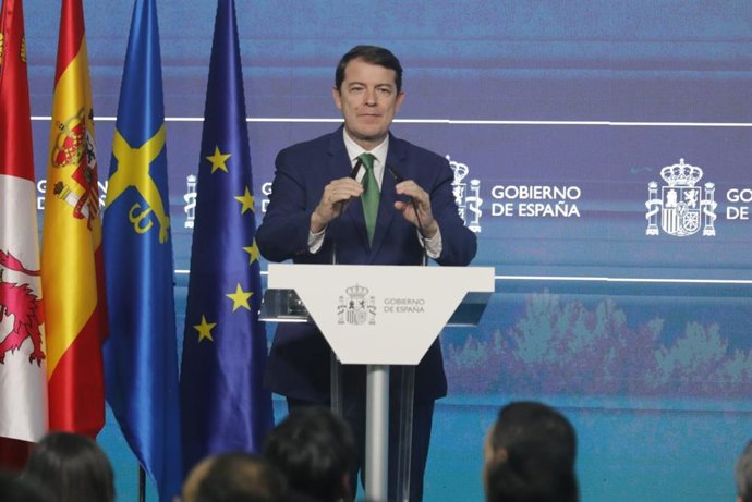 Archivo - El presidente de Castilla y León, Alfonso Fernández Mañueco, durante su intervención en el acto institucional por la inauguración de la Variante de Pajares.