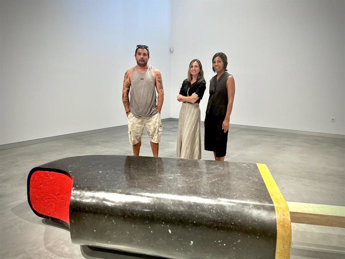 El escultor Juan Miguel Quiñones y las comisarias de la exposición, Mariella Franzoni y Flor Reiners.