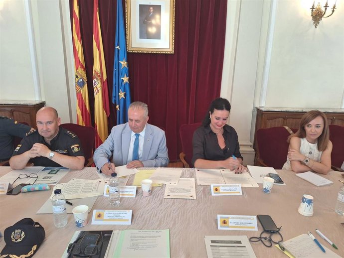 Junta de Seguridad de Huesca, copresidida por el subdelegado del Gobierno en Huesca, Carlos Campo, y la alcaldesa de Huesca, Lorena Orduna.