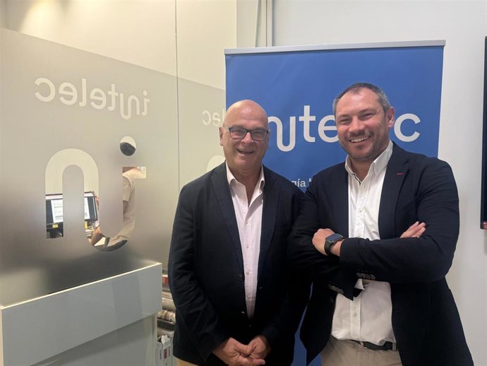 El subdelegado en Jaén, Manuel Fernández (izq), y el CEO de Desarrollos Tecnológicos de Intelec, Antonio Ruano