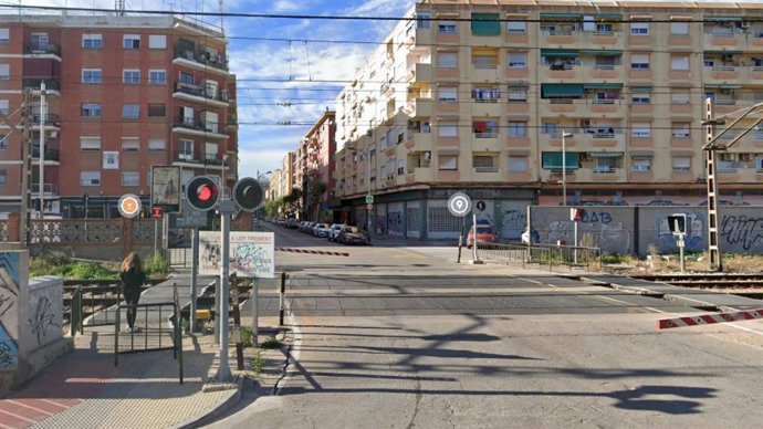 Pas de de les vies de tren a Alfafar 