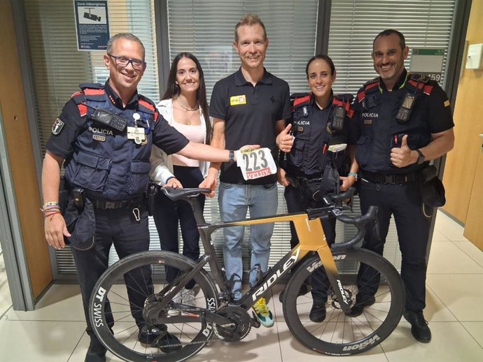 Los Mossos con la bicicleta del ciclista Magnus Cort
