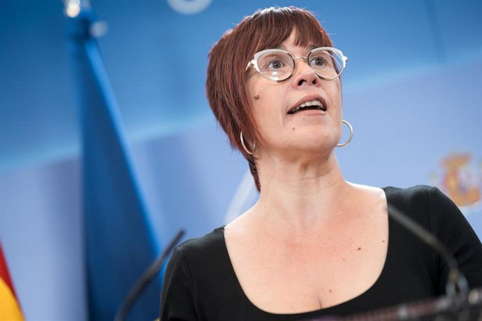 La diputada de Compromís en el Congreso, Águeda Micó, durante una rueda de prensa en el Congreso de los Diputados, a 8 de julio de 2025, en Madrid (España).