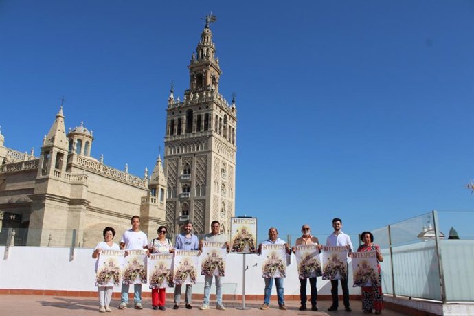 Foto de familia de la presentación del cartel y la programación de las fiestas patronales de Benacazón, en la Casa de la Provincia.