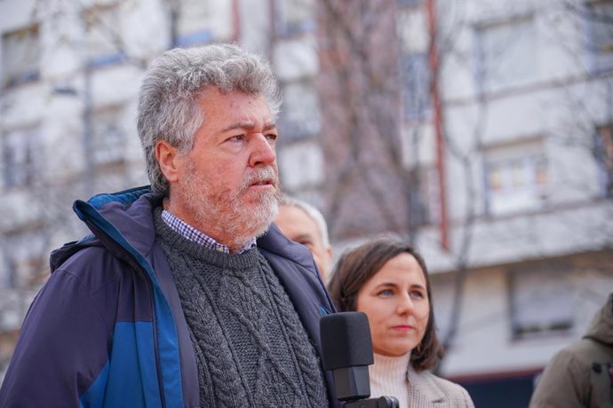 Archivo - El cabeza de lista de Elkarrekin Podemos a las elecciones al Parlamento Vasco por Araba, Juantxo López de Uralde, realiza declaraciones, en el Monumento a la Asamblea de mujeres de Araba, a 1 de abril de 2024, en Vitoria-Gasteiz, Álava, Vizcaya,