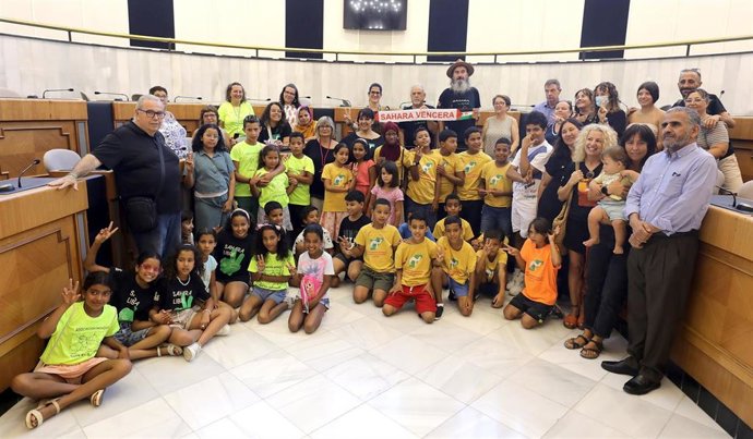 Niños y niñas saharauis del programa solidario Vacaciones en Paz visitan la Diputación