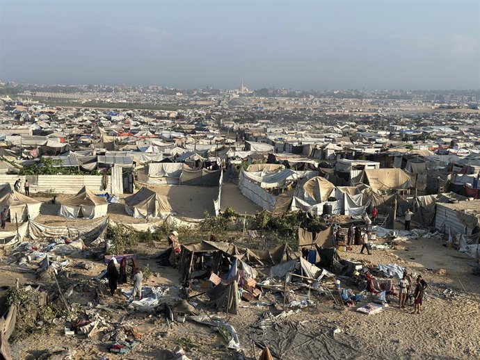 July 28, 2025, Khan Younis, Gaza Strip, Palestinian Territory: Palestinians assess the damage in the aftermath of an overnight Israeli strike that hit Khan Yunis, on July 28, 2025