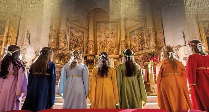 Archivo - Las siete jóvenes en uno de los actos del 'Requerimiento de las siete doncellas', que se celebra en la actualidad en Simancas (Valladolid) para rememorar la histórica rebelión.