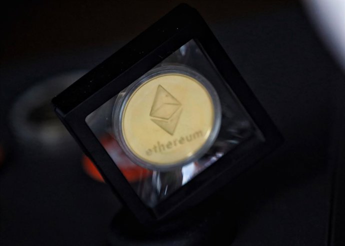 Archivo - Una criptomoneda de ethereum, a 14 de septiembre de 2022, en Madrid (España). 