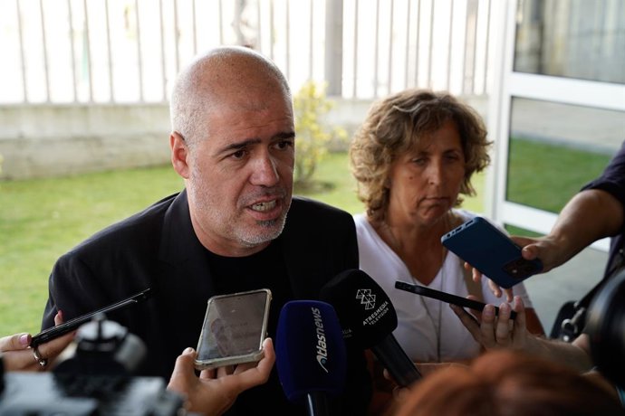 El secretario general de CCOO, Unai Sordo, llega a la capilla ardiente del sindicalista gallego Suso Díaz, a 9 de julio de 2025, en Ferrol, A Coruña, Galicia (España). El sindicalista ferrolano, padre de la vicepresidenta y ministra de Trabajo, Yolanda Dí