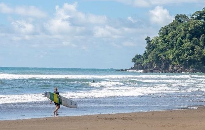 Archivo - Playa Hermosa, en la costa de Puntarenas, referente para surfistas