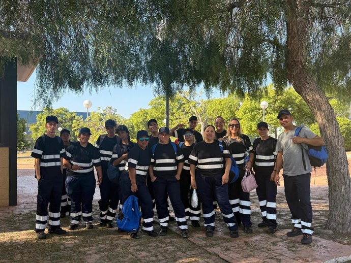 Alumnos del programa Activa Nord en limpieza industrial