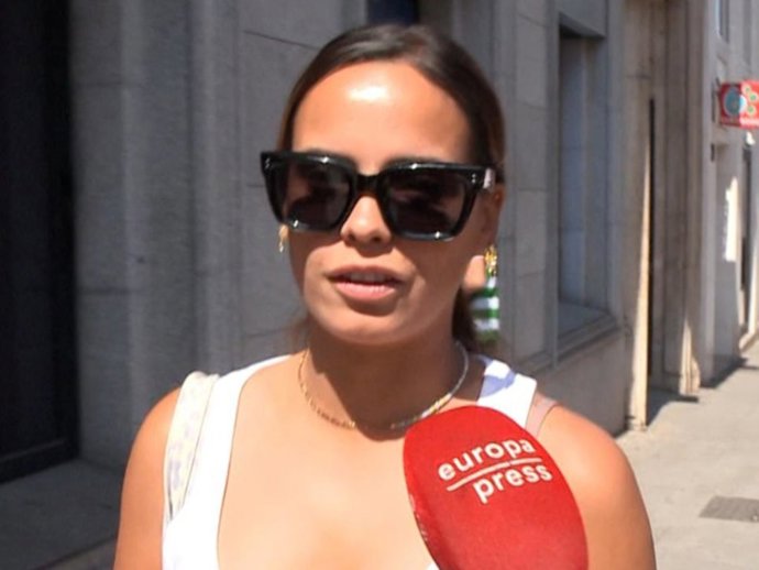 Gloria Camila caminando por la calle