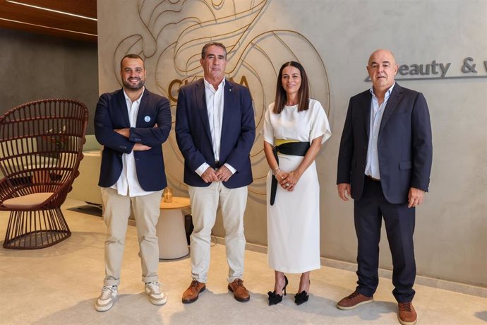El viceconsejero de Bienestar Social, Francis Candil,  visita el Gloria Thalasso & Hotels. Cadena hotelera canaria adherida a la Red Canaria de RSC, y primer grupo hotelero en obtener el certificado Autism Friendly en España